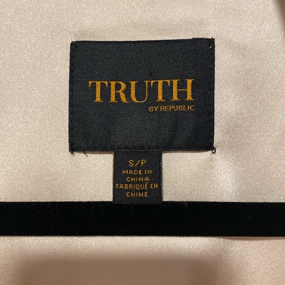 Truth - Silk Cream blazer! - Picture 4 of 5